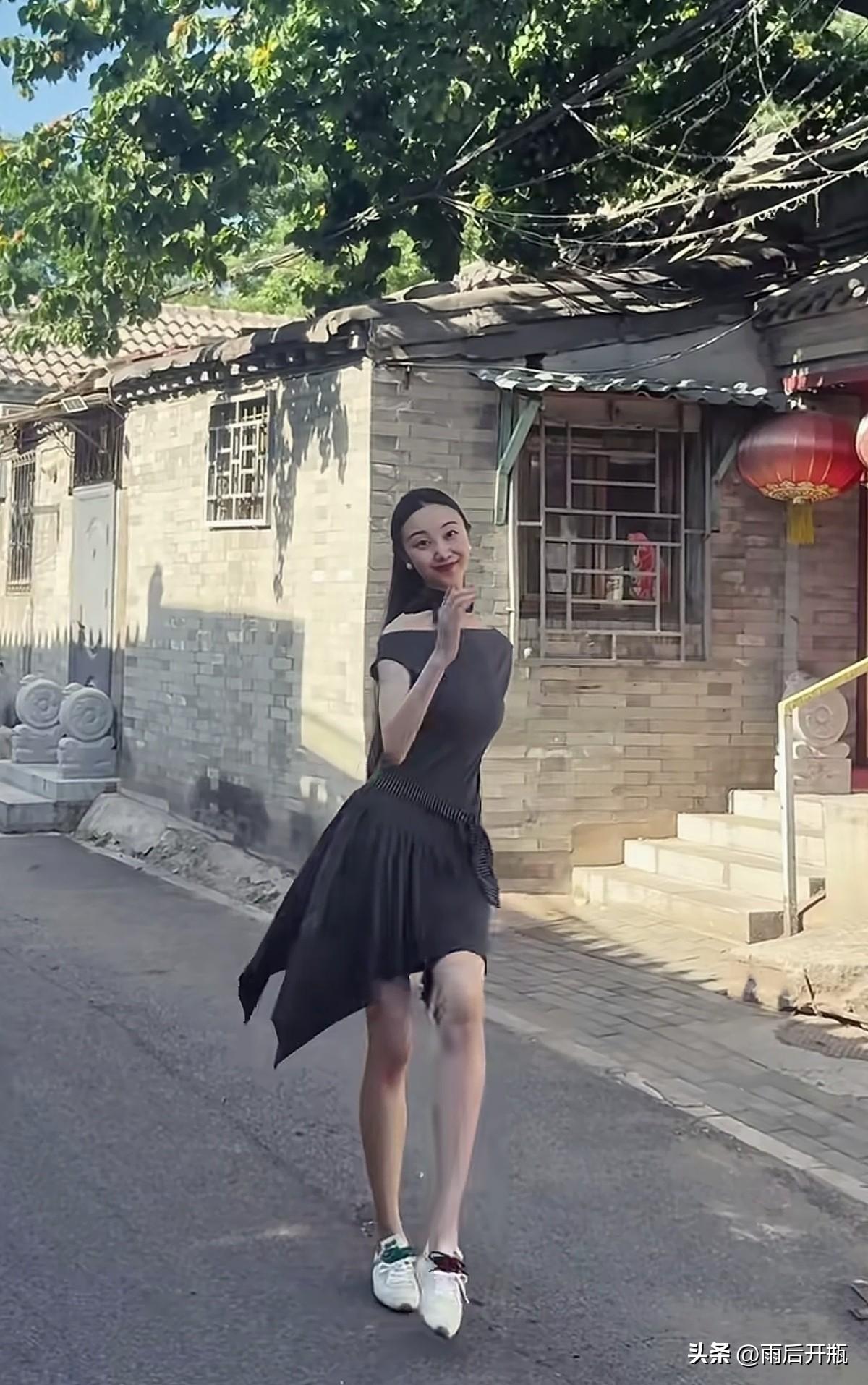 晨光微醺，脚尖轻点大地，用一支舞唤醒清晨，也拥抱崭新的自己。