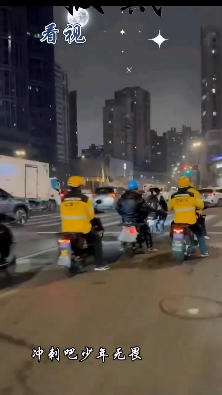 看视频猜。
破浪前行，不负热血理。冲刺吧，少年无畏去闯荡。披星戴月终会绽放，破浪