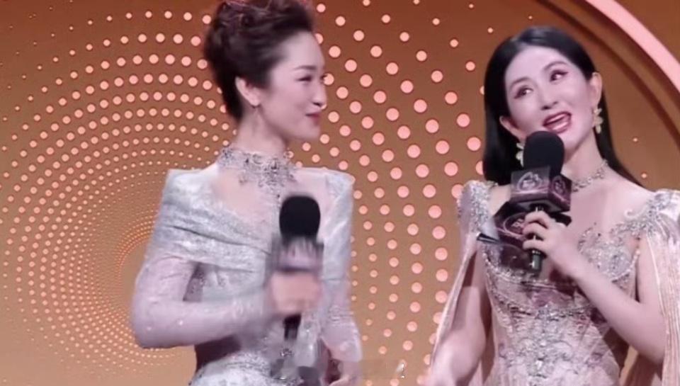 谢娜模仿邓超谢娜模仿邓超亚比囧囧囧 谢娜这波模仿太有灵魂了，不仅学了语气，连神态