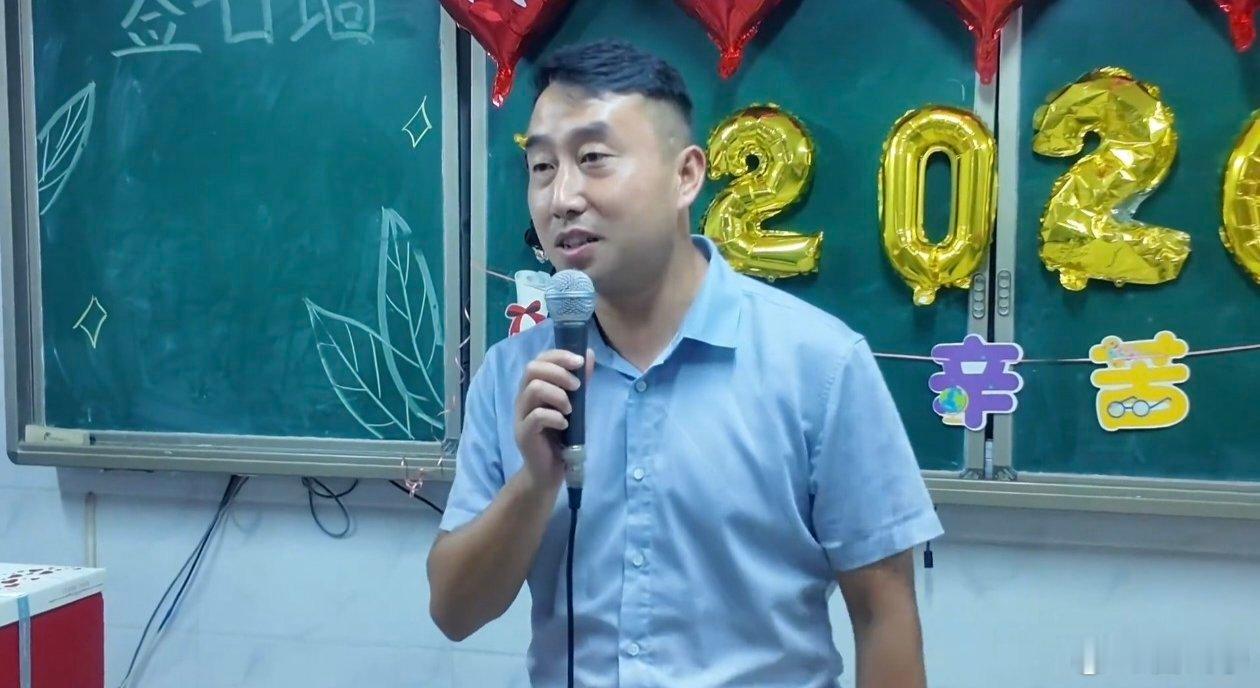 安康江北高级中学老师以爱子之心育学子三尺讲台存日月，一支粉笔写春秋。在安康江北高