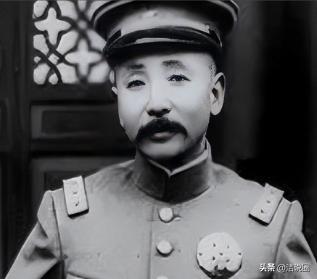 张作霖路过一个修鞋摊，见鞋匠干活慢，抬脚就踢了一下。鞋匠反手就给了他一巴掌，骂道