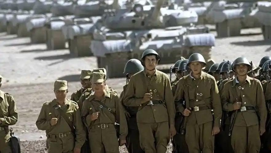 1979年12月，苏联出兵阿富汗了。他们心里那本账算得挺精，想让卡尔迈勒上台唱红