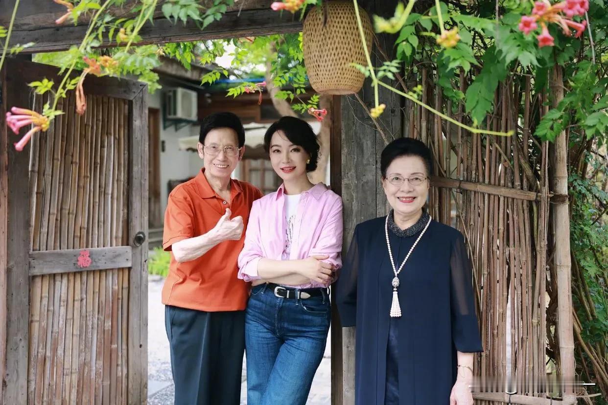秦昊和陈数是不有啥亲戚关系啊，俩人妈妈咋这么像呢，这是共用了一个妈呀[捂脸]