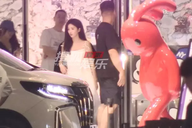 #白鹿[超话]# 鹿鹿子收工后聚餐，白色吊带裙好仙好米[哇] ​​​