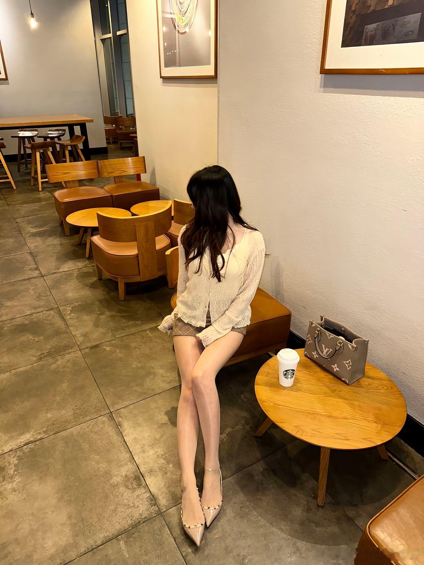 平底鞋微露趾缝的设计，再穿上丝袜真的太美了～ ​​​