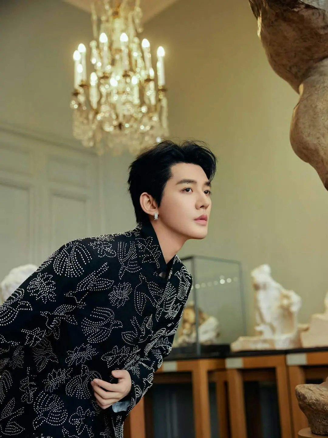 邓为带耳环也是别有一番感觉 ​​​