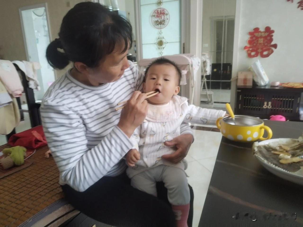 孙女10个月大，爱吃鱼。
星期天过去看小宝，小宝的外婆说吃鱼时有小刺没有选出来，