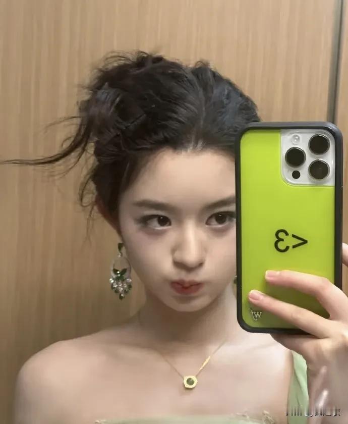 黄杨钿甜耳环的事情，已经真相大白了，原来她的耳环就是玻璃制品，是黄杨钿甜妈妈的朋