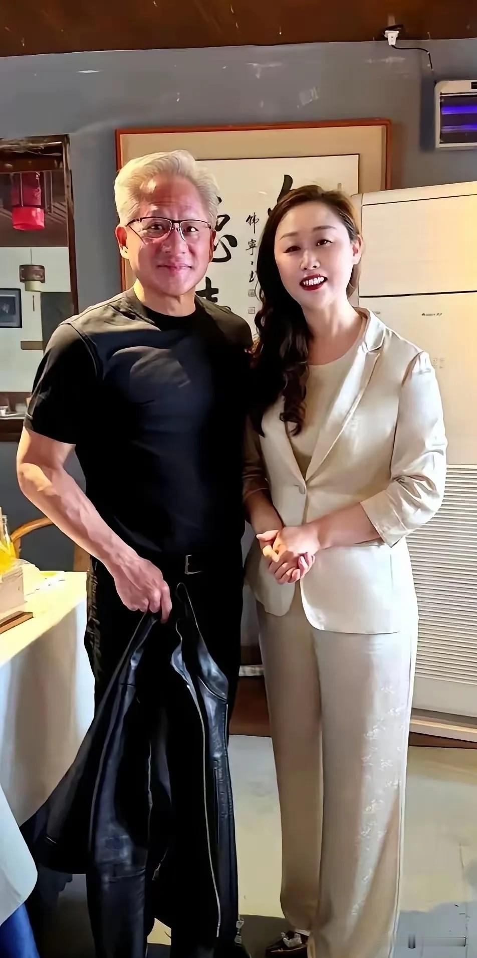 黄仁勋在北京庆云楼吃饭，老板娘的脑子真灵光，全程亲自服务黄仁勋用餐，最后顺理成章