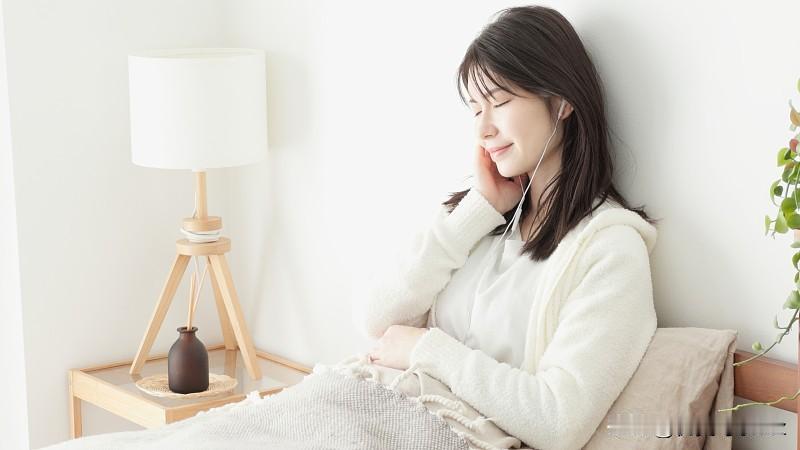 一个人靠在沙发上听音乐。旋律慢悠悠淌过耳边，脑子里突然蹦出这个扎心的疑问。
前阵