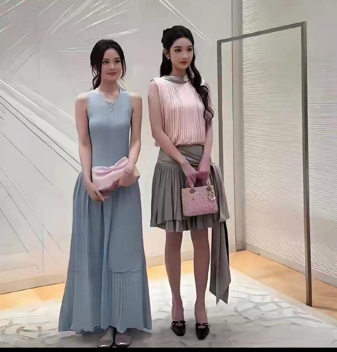 王玉雯与路人拍照，差别立刻显现出来。 