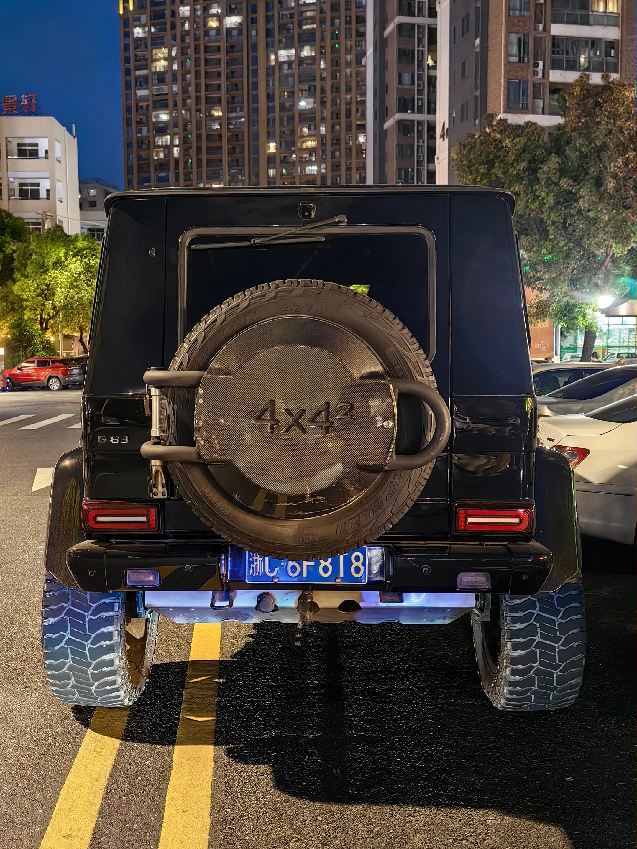 偶遇大佬开 来饭店吃饭，太霸气了 这条街最靓的仔，路过的车辆行人都忍不...