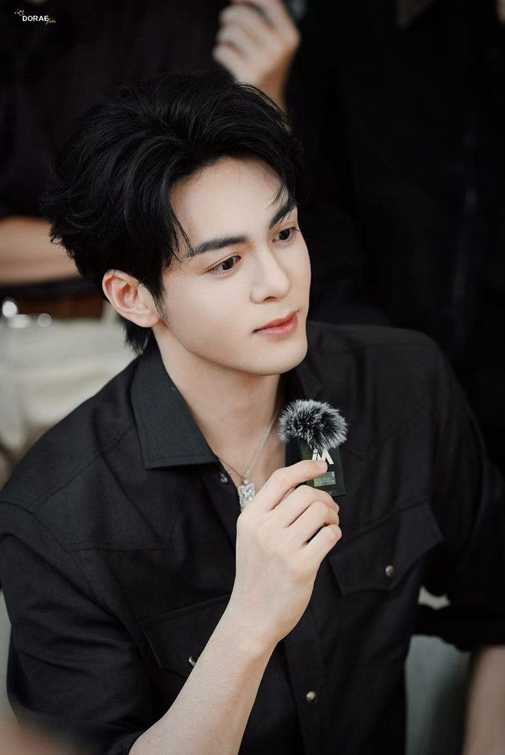 曾舜晞在愚人节当圣诞老人曾舜晞月鳞绮纪出场镜头 曾舜晞：礼物清单交出来，我宠你们