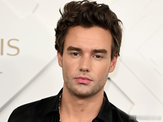 【#单向乐队利亚姆佩恩坠亡#】英国歌手利亚姆·佩恩去世，年仅31岁，他在阿根廷布