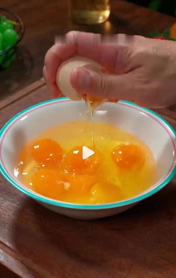为什么现在这些做美食短视频的，讲解总是这么油里油气？又是强行搞笑说废话，又是讨要