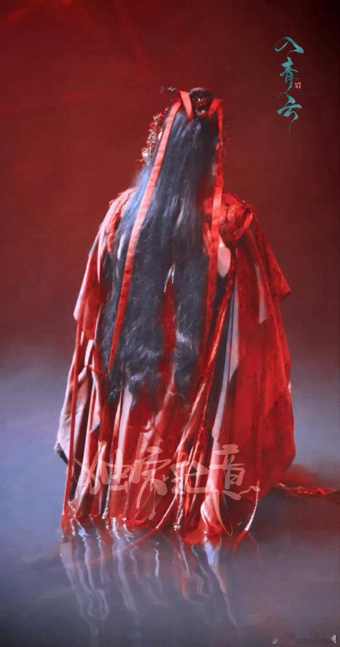 侯明昊卢昱晓入青云婚服吻戏路透  不得不说，侯明昊卢昱晓的婚服吻戏路透惊艳亮相，