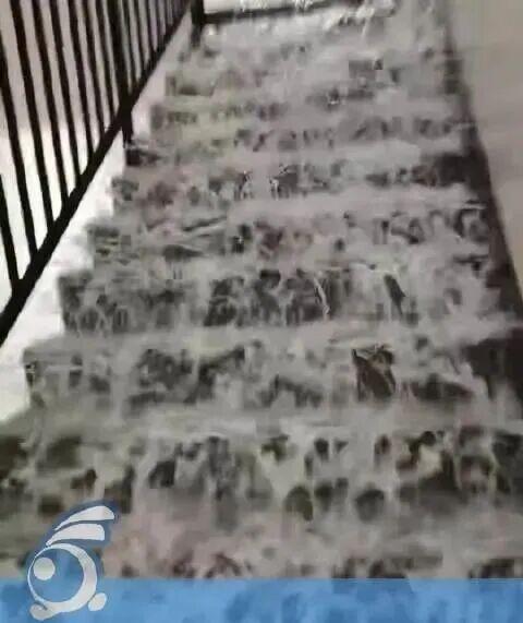 小区水管爆裂，楼道秒变瀑布！楼道像是“水帘洞”，却怎不见“孙悟空”？
前不久，贵