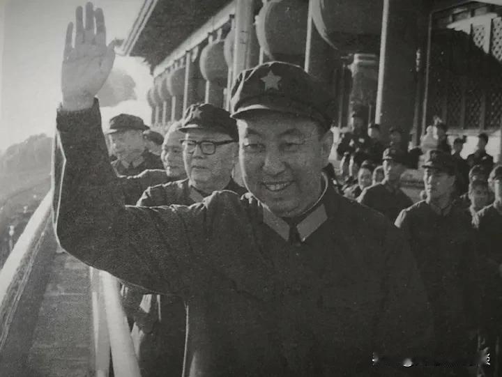 1976年10月，华国锋站在天安门城楼上，向群众挥手致意。这是他接替毛泽东职位后