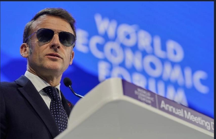 ＃马克龙蓝墨镜＃法国总统马克龙日前在瑞士达沃斯演讲时戴着一副蓝色墨镜，展现出在格