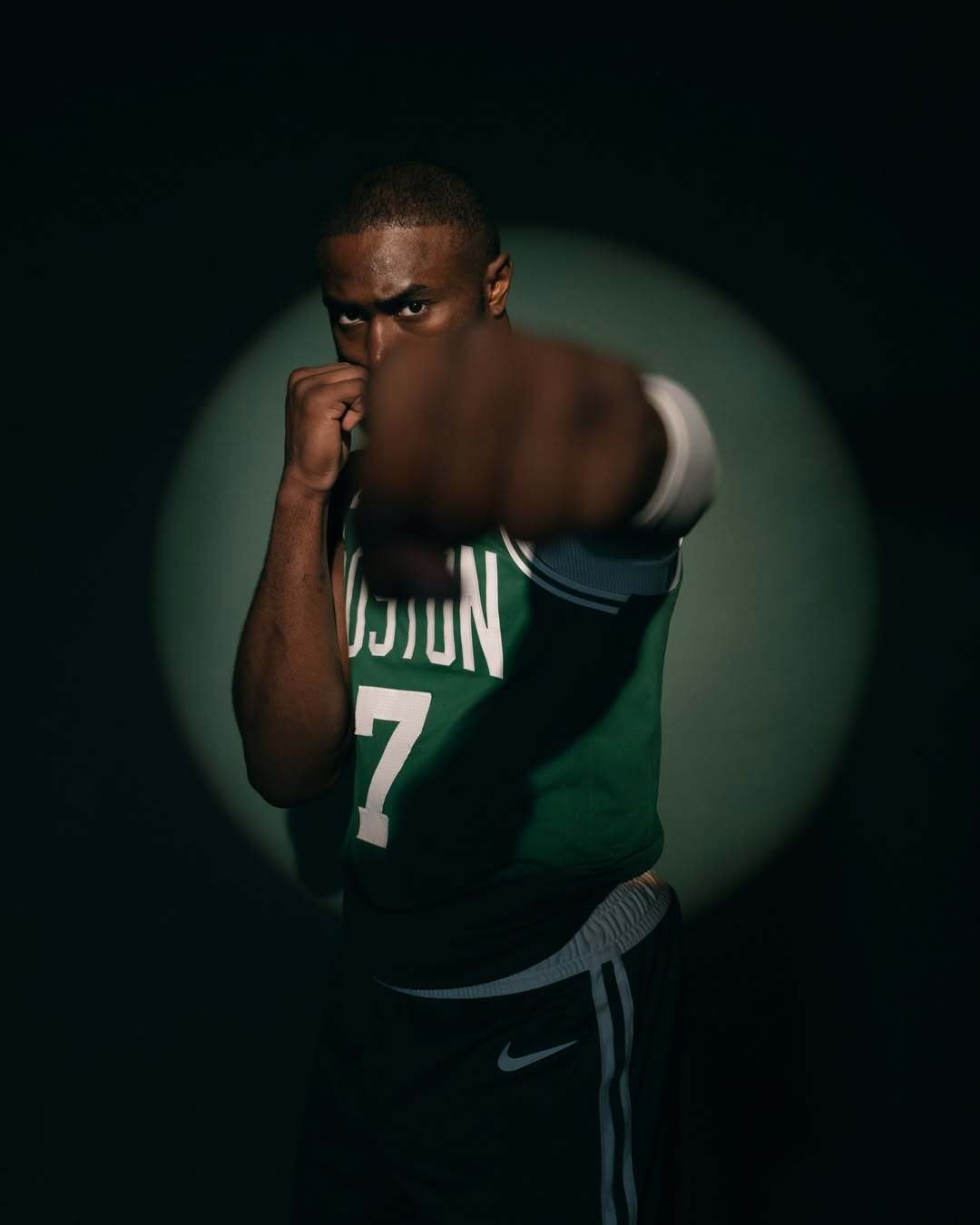 篮天下 绿军这海报拍的真帅！有型！Images via Celtics 方博回应