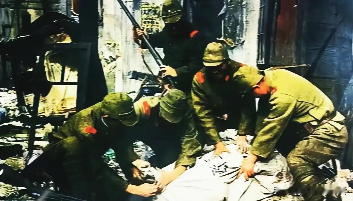 这是一张摄于南京大屠杀时期的真实照片，画面中几名日军士兵正残忍地将一名手无寸铁的