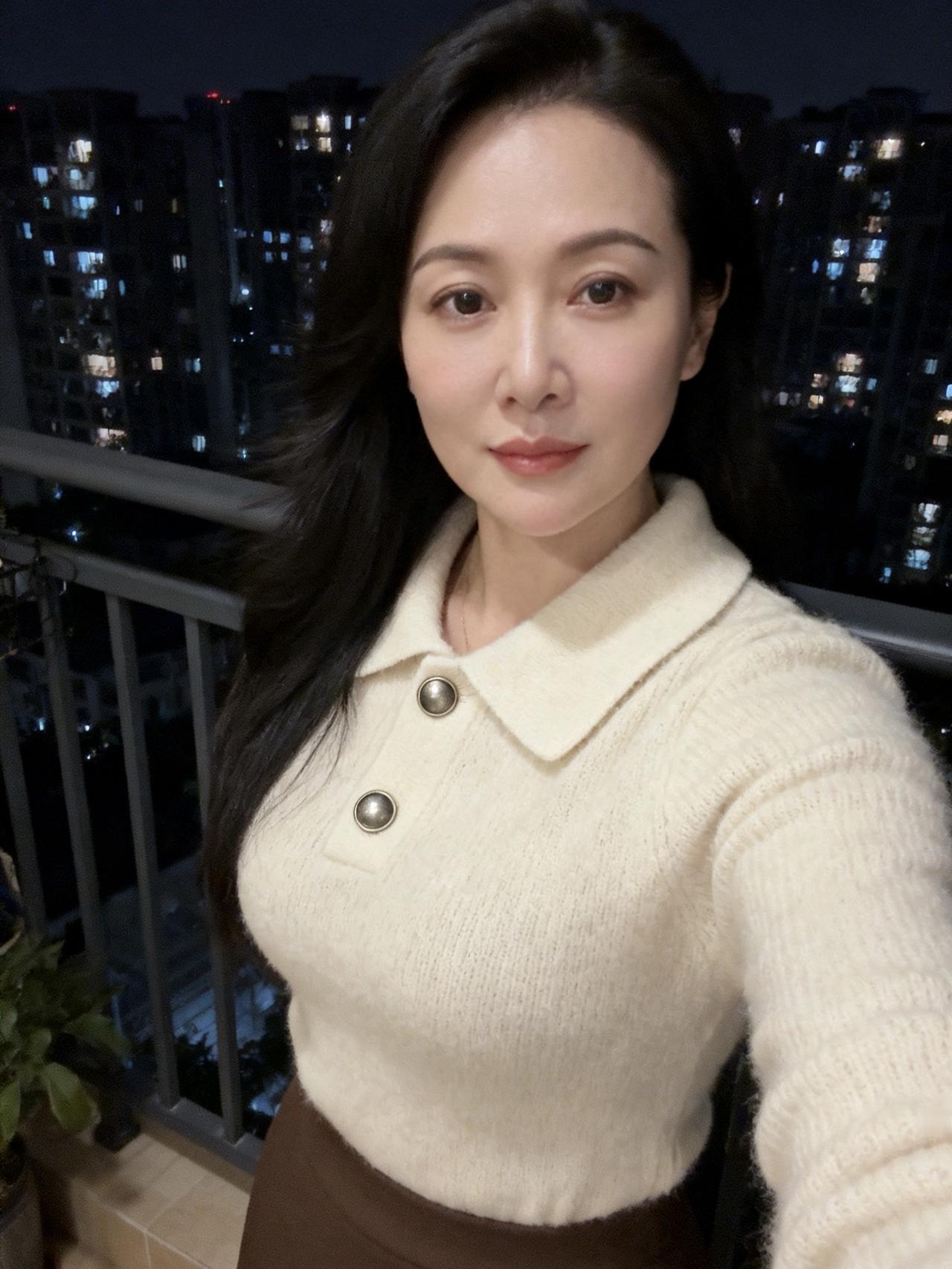 敬这夜晚的风，敬那未完的梦。
人生下半场，学会与时光握手言和，
不同的年纪，不同