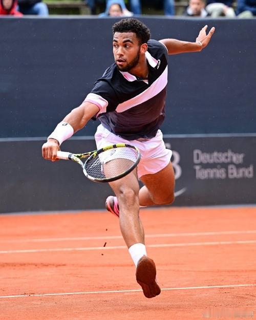 新生代菲斯巴塞罗那公开赛第二轮横扫晋级
        北京时间2026年4月1