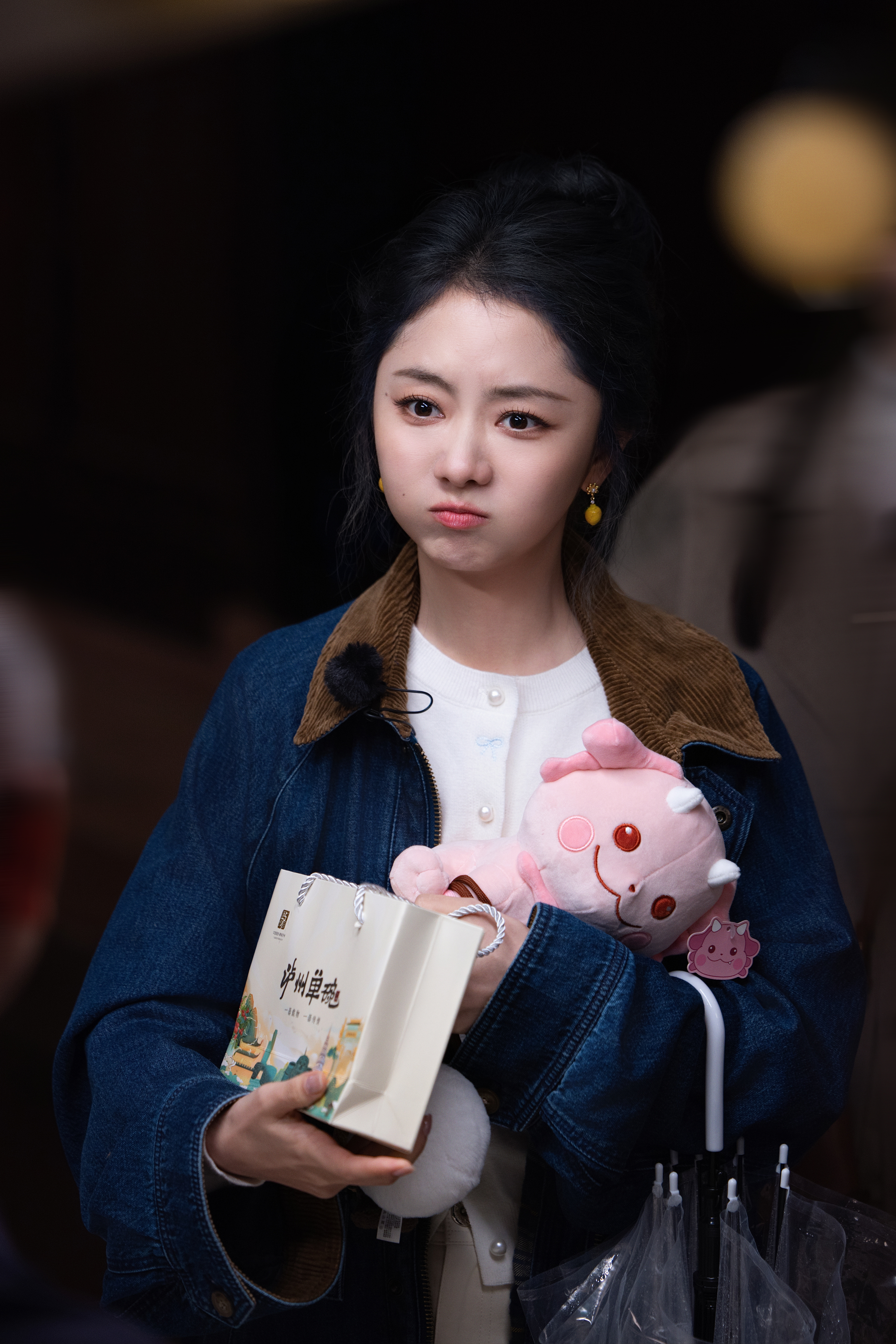 谭松韵 ☔️总台爱上这座城 紫韵入画，一城烟雨朦胧。两小姐撑伞漫步家乡泸州，揽尽