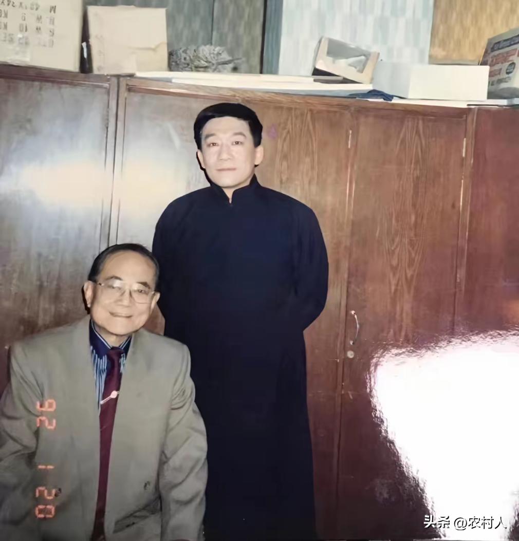 身着传统黑色相声长衫，是相声名家侯宝林的儿子侯耀文。是北方相声代表人物，师承赵佩