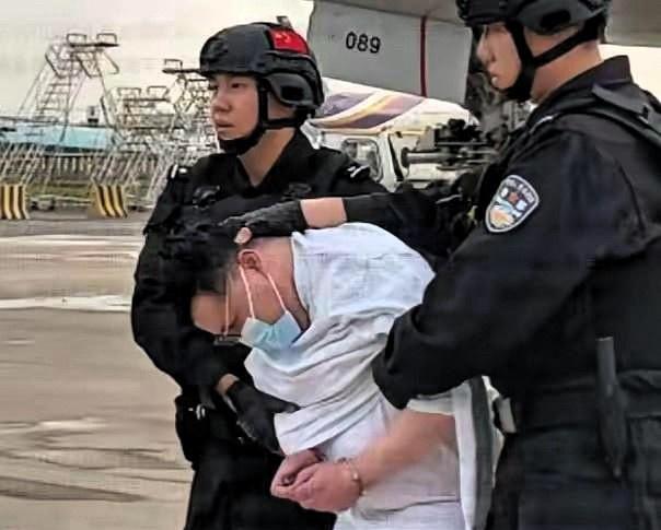 7月20日的北京首都机场，一架国际航班舱门打开，走下来的不是什么重要外商，而是一