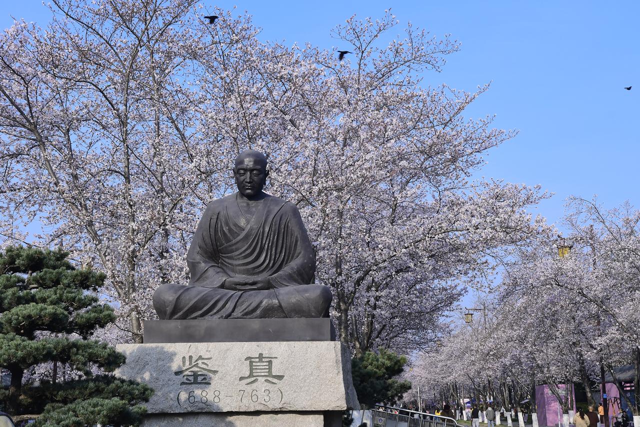 扬州的春，是烟花三月下扬州的千年诗意。3-4月的扬州城，草长莺飞，柳绿花红。碧水