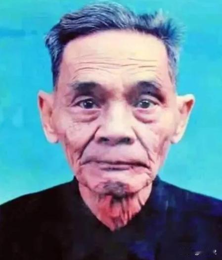 1988年，潜伏于台湾42年的中共地下工作者，以伪造身份返回内地。回到家，他才发