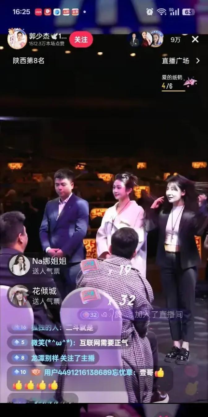 8年不收徒，一收就要磕头
 
郭少杰把三个年轻人按在红毯上，给陆树铭遗像磕了三个