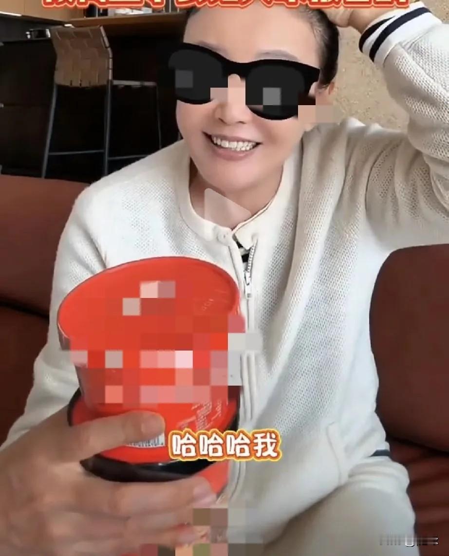 张兰太幸福了！
她乐呵呵在直播间跟粉丝说:
等筱梅生了孩子，我就跟大家报喜，不管