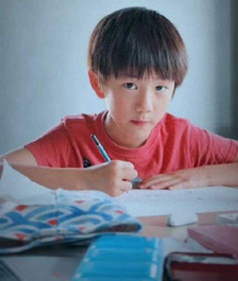 藏了整整九年！黄磊孙莉小儿子清晰露脸，撞脸年轻黄磊