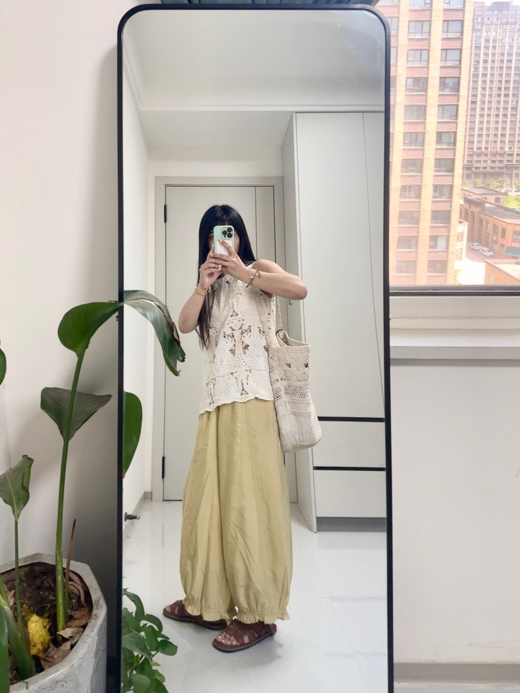 满妈的ootd 今年很流行的花苞裤 穿出人在衣中晃的感觉但我总觉得自己像个Ind