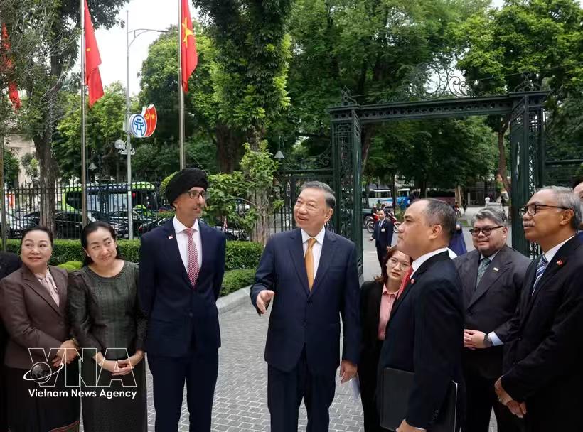 情理之中的外交安排，越南给予菲律宾使节最高礼遇。

8月4日，苏林在河内会见东盟
