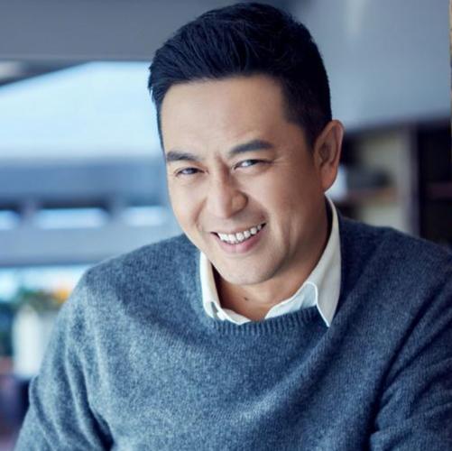 《蜗居》之后，张嘉译一夜成名。他斥7000万巨资买别墅，200万买豪车送给妻子王