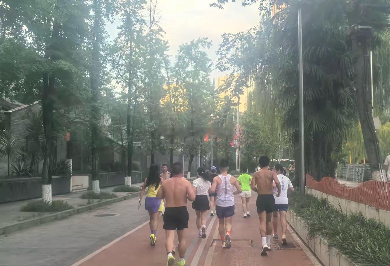 经常跑步的人无须证明，看外表特征八九不离十！经常规律跑步的人，由于长期进行有氧运