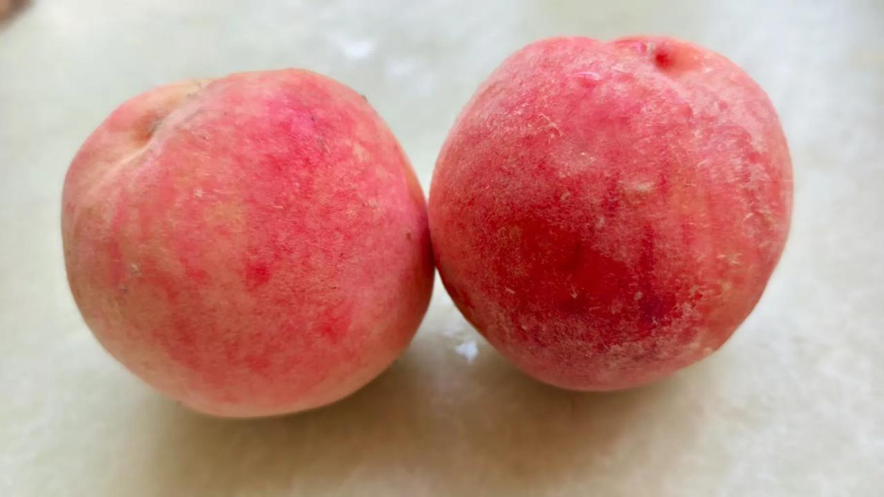 买东西真是需要货比三家，
家里孩子的水果快没有了，
想给孩子买些应季水果——桃子