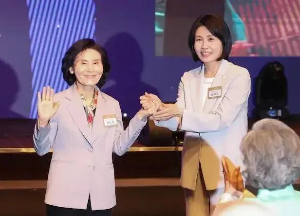 尹锡悦退党没有带来奇迹，金文洙
把希望寄托在夫人薛南英身上？
金龙泰20日提议，