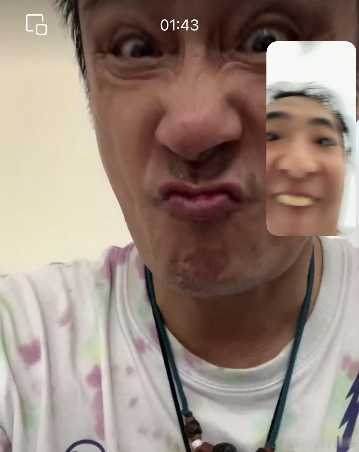 好抽象的俩人[笑cry][笑cry][笑cry]费曼你拍别人丑照真的跟我一样有天