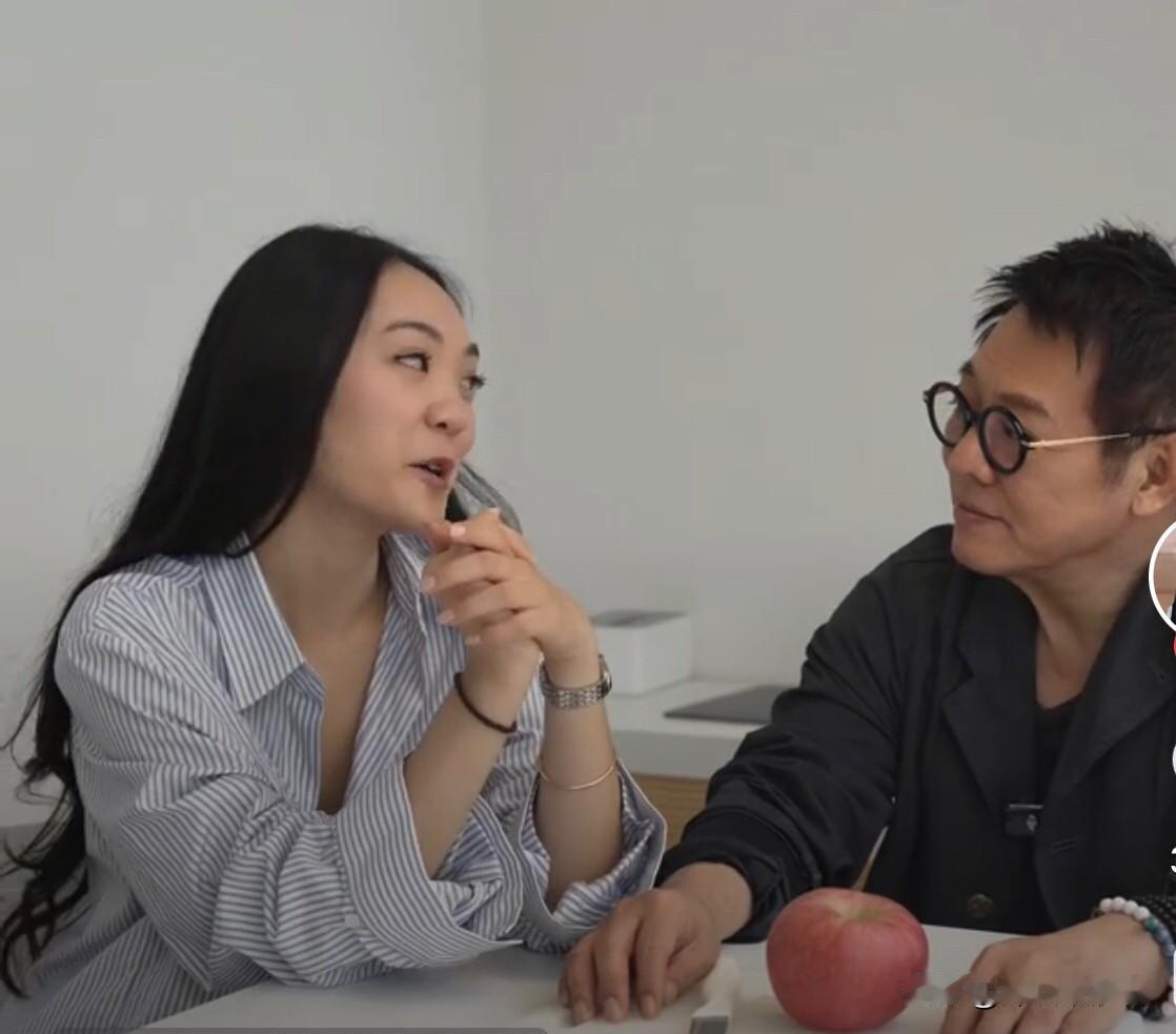 惊讶么？苹果莲花！看完豆包讲解的李连杰削苹果操作技巧，你敢拿个硬脆红富士，试试削