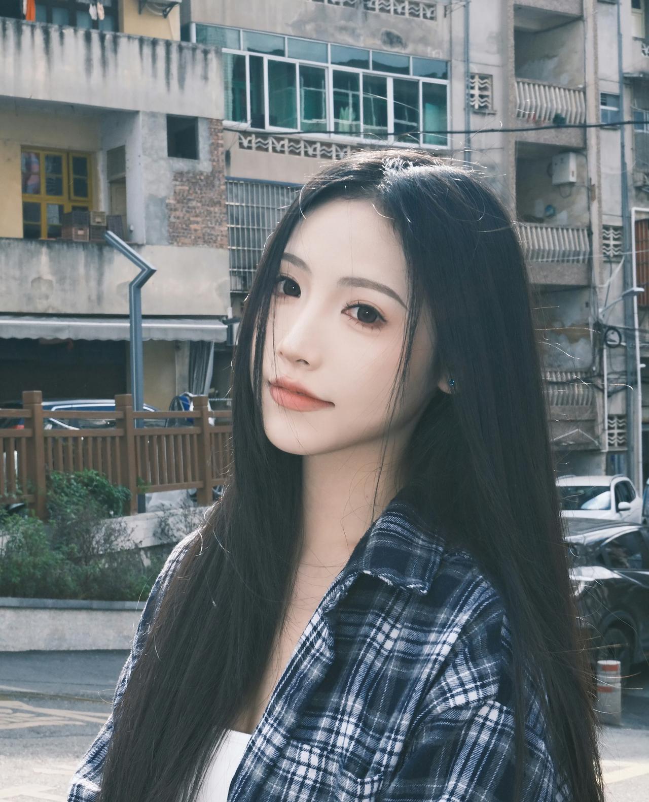 老城街头漫行✨
格子衬衫配随性长发，
松弛又慵懒的日常氛围感，
风里都是自由自在