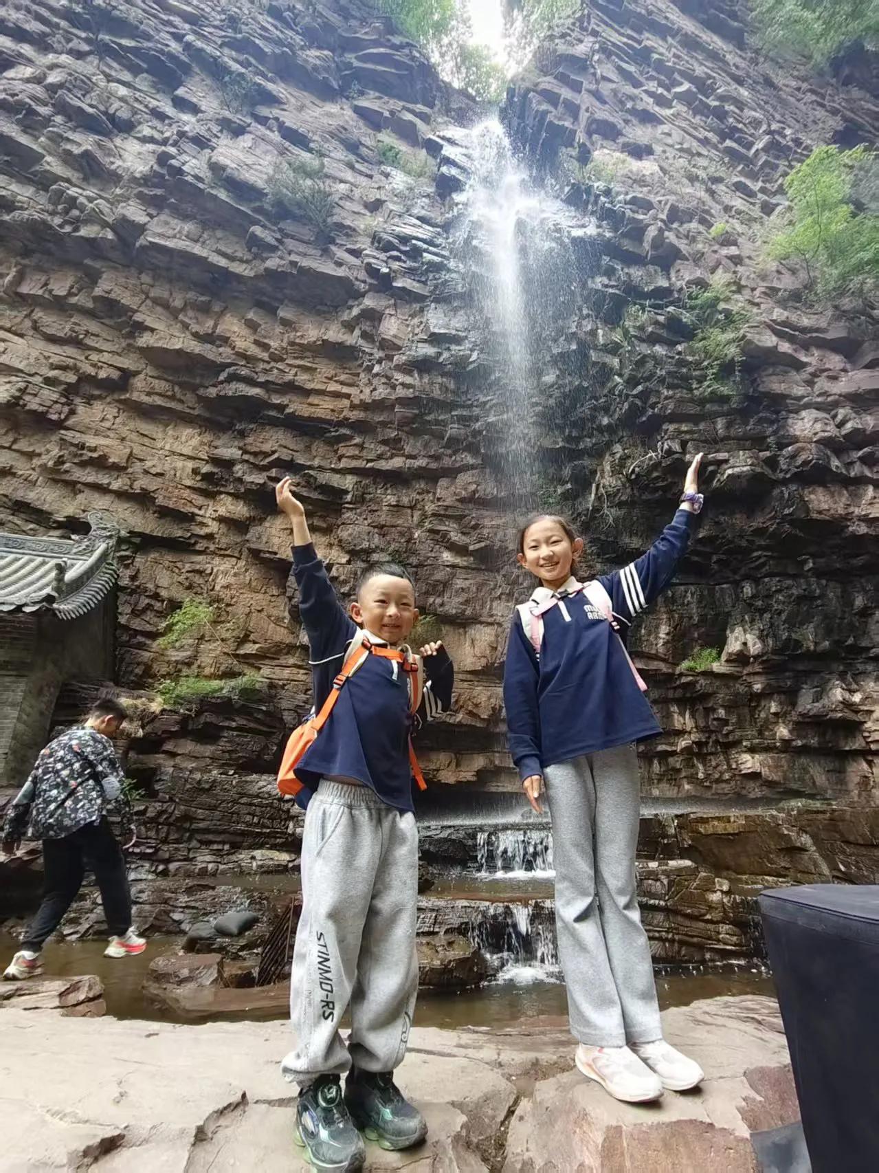 周末，姐弟俩奔赴河北苍岩山。踏入山门，古木参天，清新的空气扑面而来。沿着蜿蜒小径