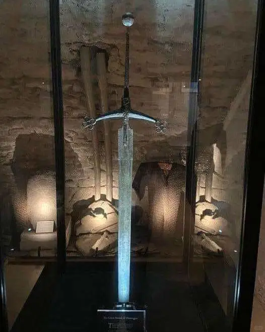 不，这不是王者之剑；这是传说中的邓韦根之剑，已有 500 多年的历史。...