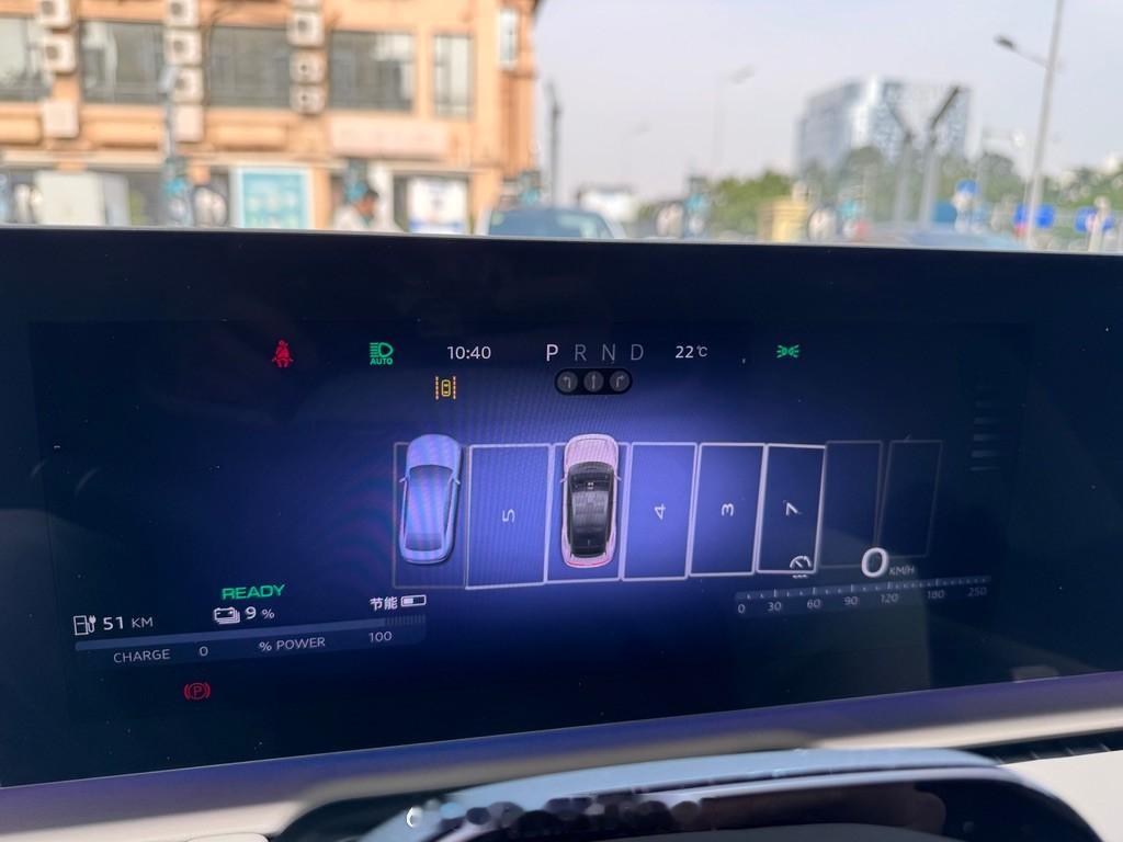 为了拿E5的充电数据，故意开到馈电再去超充，当时我还在想：单电机E5的馈电加速体