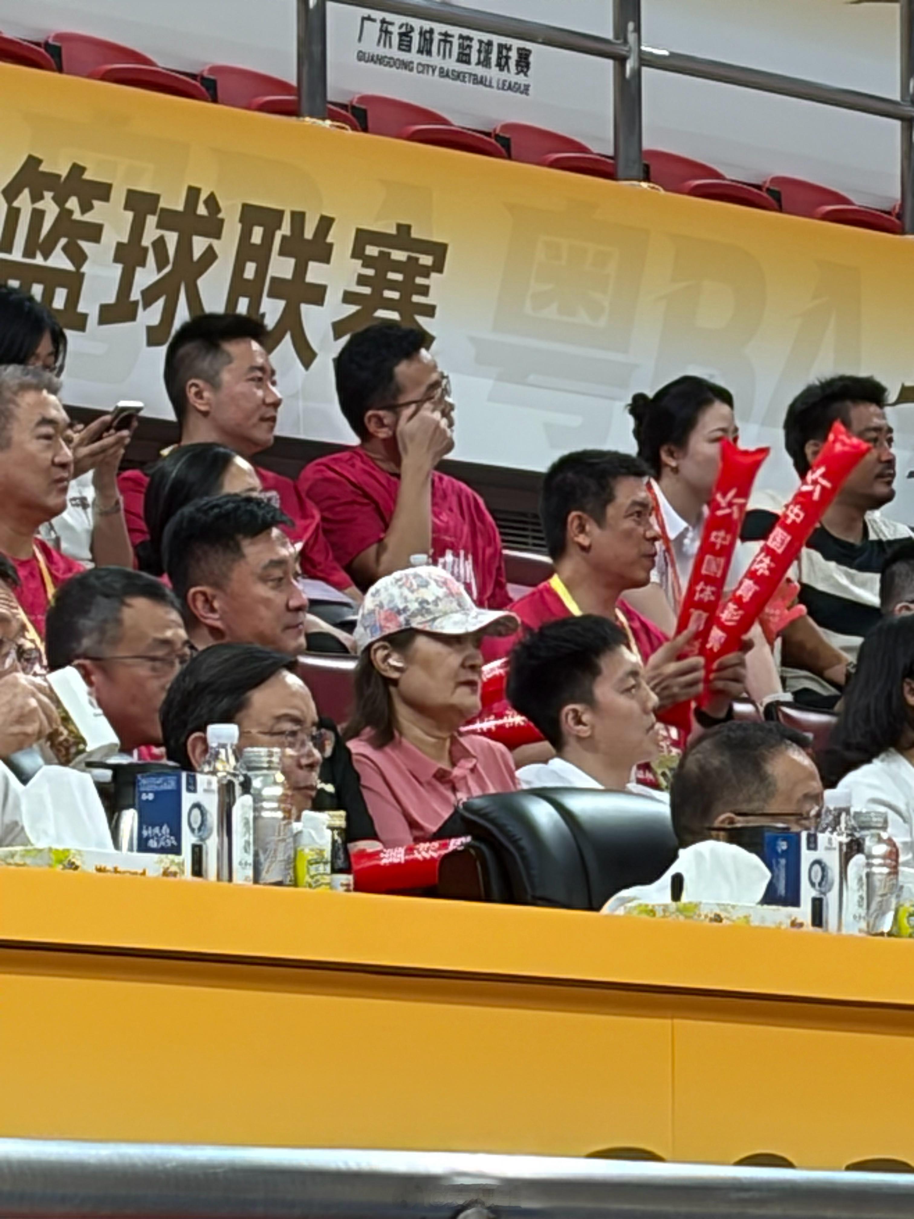 要我找胡明轩和杜锋，我找了。广州男篮vs深圳男篮粤ba胡明轩 广州·天河体育中心