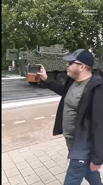 据媒体报道，欧洲农民的抗议还在继续，日前欧盟农民要求24小时内废止生猪扑杀法案 