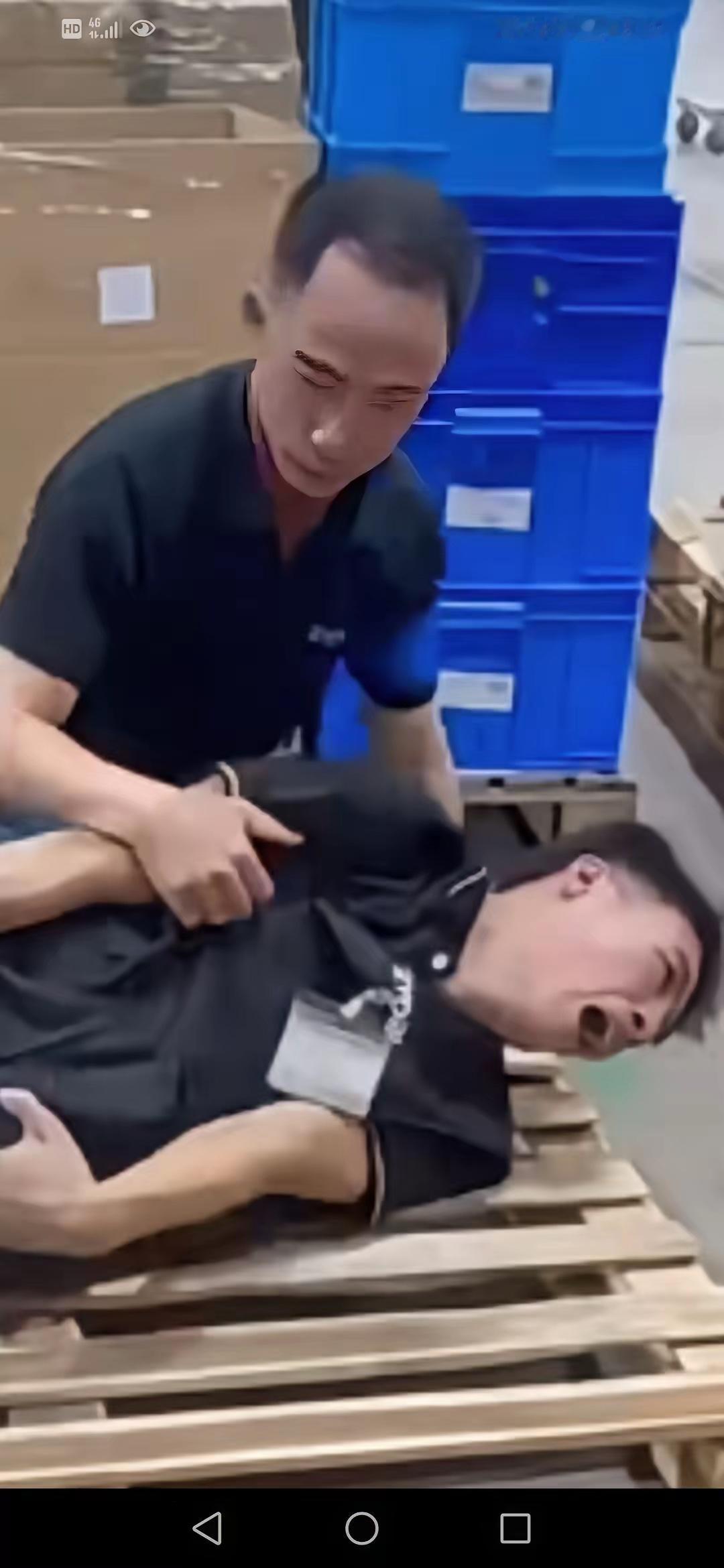 三十八岁爷们儿上班猝死真邪乎！
正干活突然心口疼得打摆子，十分钟直接不会吭声送医